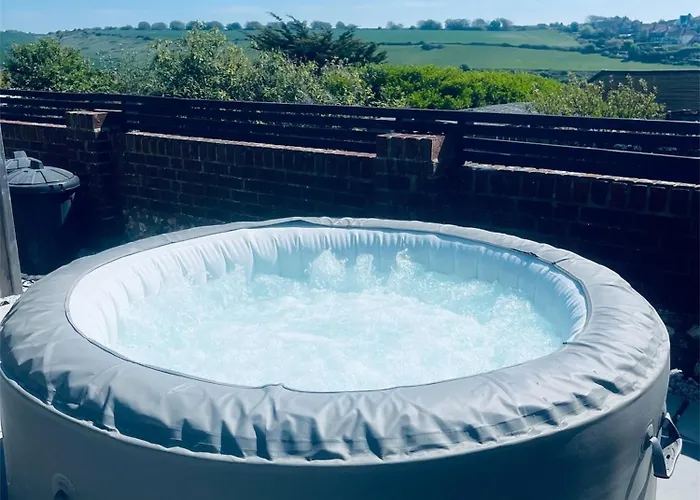 Spacious Studio Cabin With Sea/ Downs Views Sole Use Of Hottub In Seaford