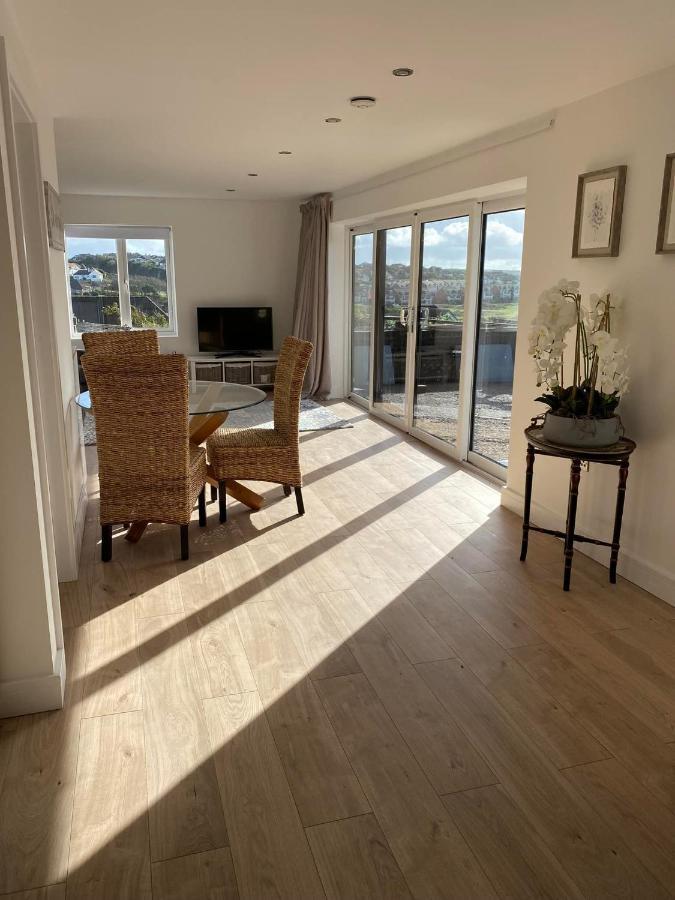 Spacious With Sea/ Downs Views Sole Use Of Hottub In Apartment