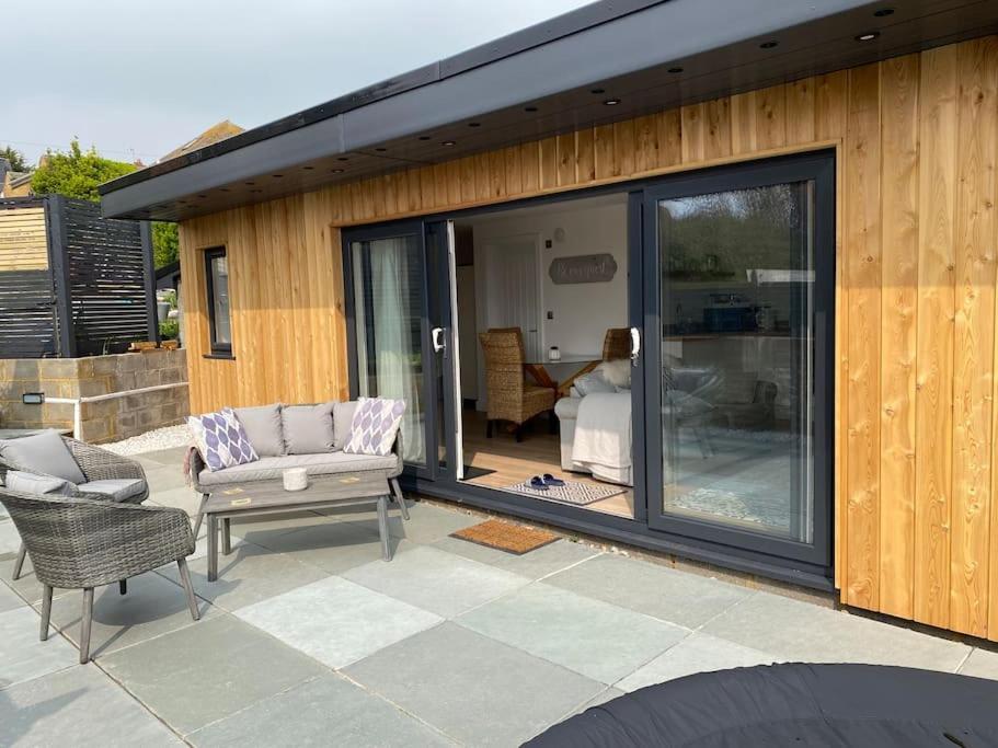 Spacious With Sea/ Downs Views Sole Use Of Hottub In * Seaford