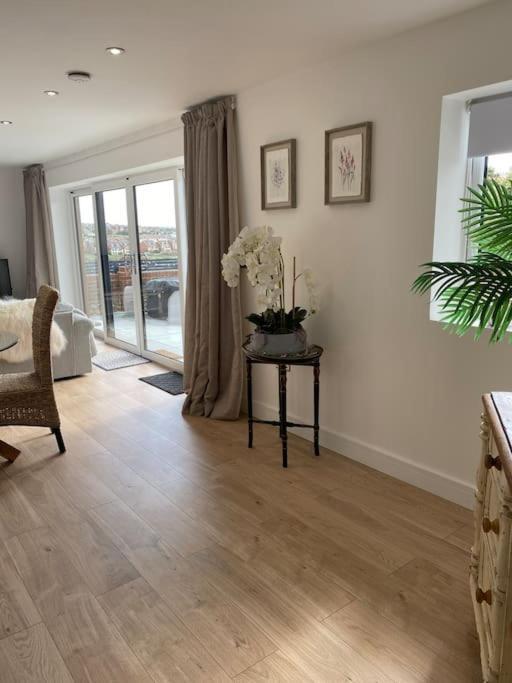 Spacious With Sea/ Downs Views Sole Use Of Hottub In Apartment Seaford