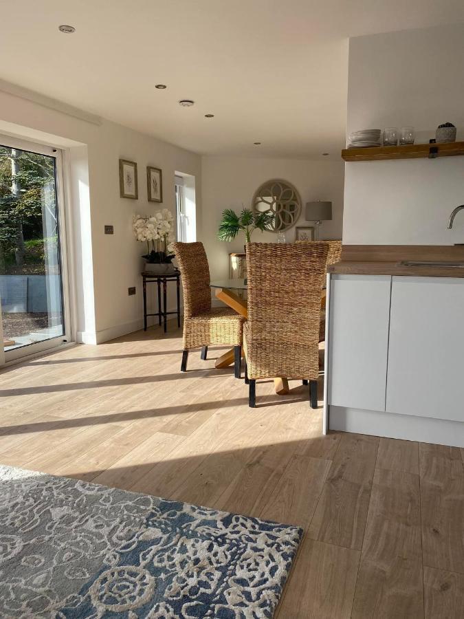 Spacious With Sea/ Downs Views Sole Use Of Hottub In Apartment