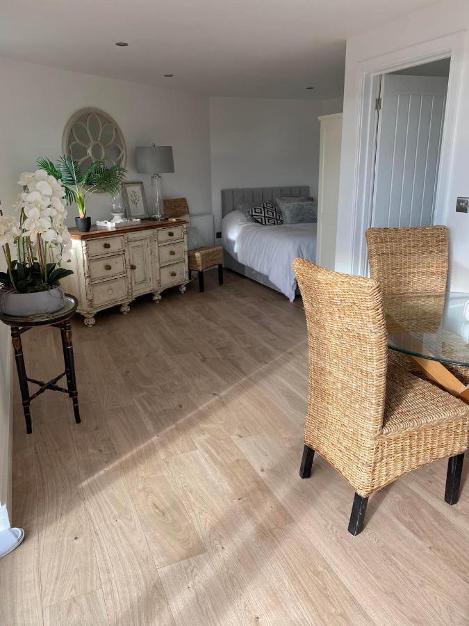 Spacious With Sea/ Downs Views Sole Use Of Hottub In Apartment