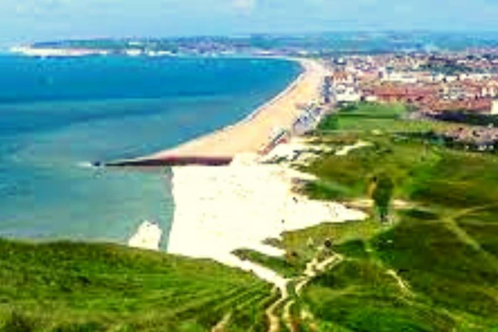 Spacious With Sea/ Downs Views Sole Use Of Hottub In * Seaford