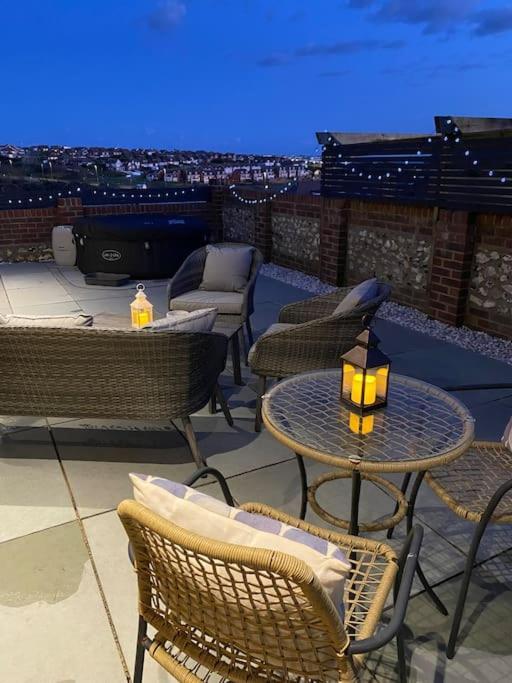 Spacious With Sea/ Downs Views Sole Use Of Hottub In Apartment