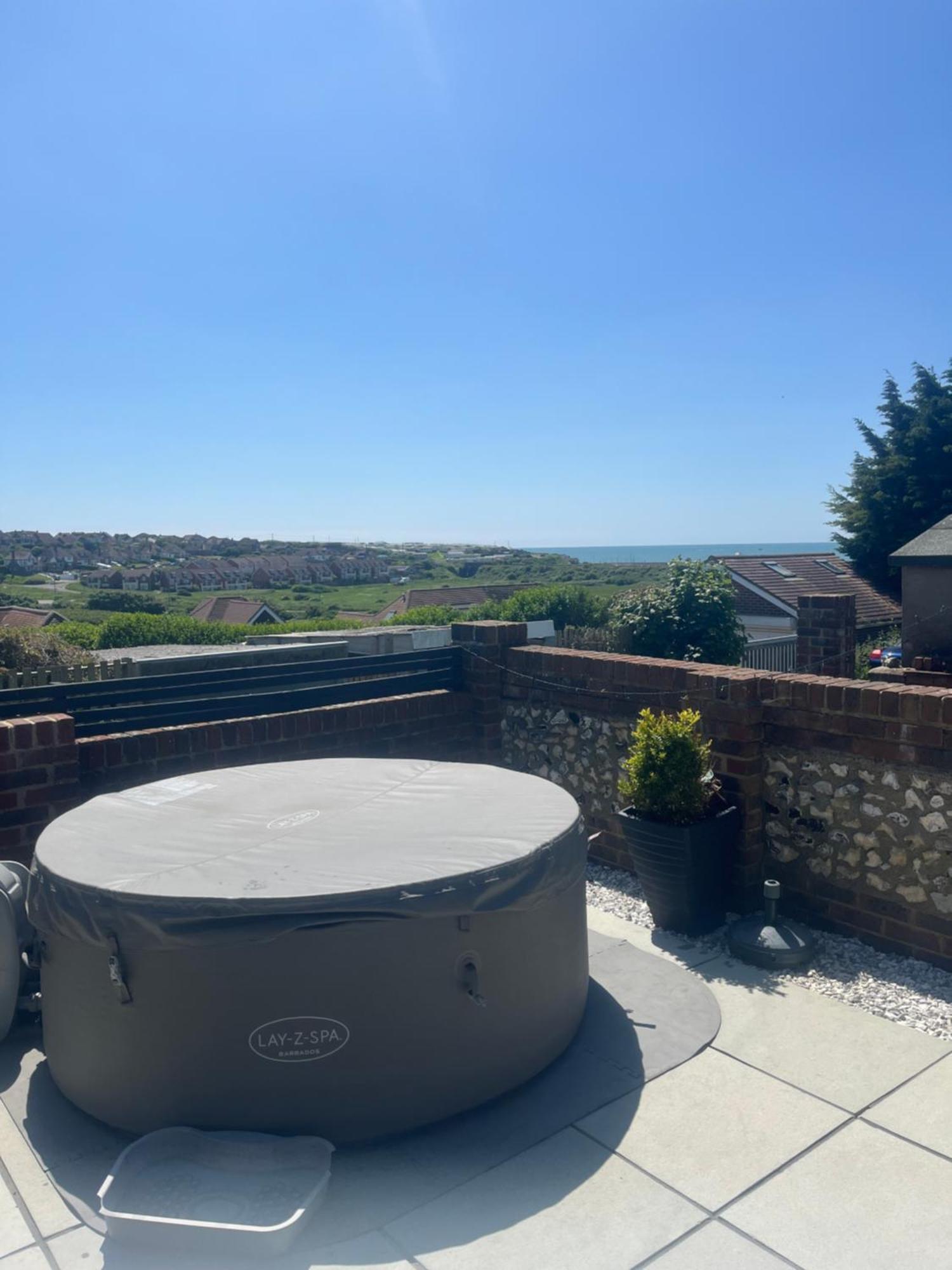 Spacious With Sea/ Downs Views Sole Use Of Hottub In Apartment *